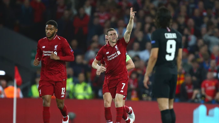 James Milner (v strede) oslavuje gól Liverpoolu v dueli LM proti PSG.