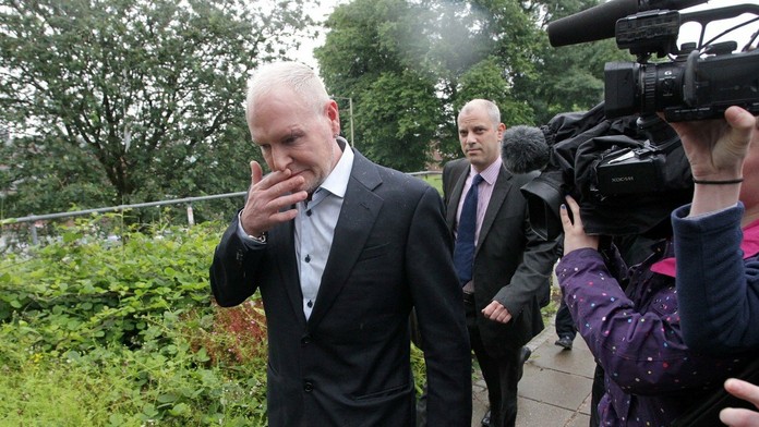 Paul Gascoigne uteká pred novinármi.