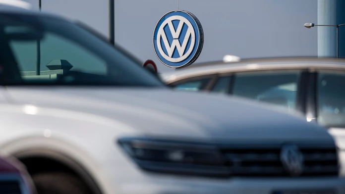 Logo nemeckej automobilky Volkswagen na budove závodu v Devínskej Novej Vsi.