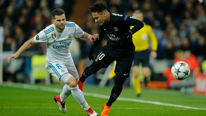 Záchranári na strednej škole Marjory Stonemanovej Douglasovej po streľbe.