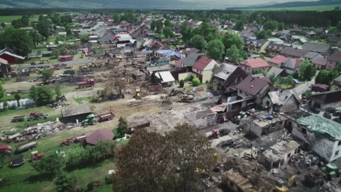 V dedine zhorela celá ulica. Sto dní po nešťastí sú domy opäť na mieste
