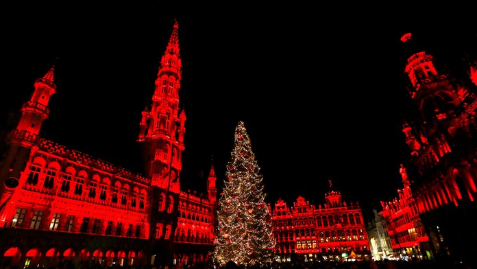 Vianočný stromček z horných Orešian na hlavnom Bruselskom námestí.