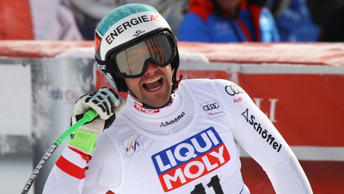 Rakúsky lyžiar Vincent Kriechmayr vyhral finálové preteky superobrovského slalomu Svetového pohára vo švédskom Aare.