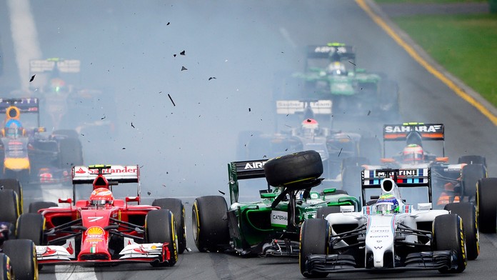 Japonský jazdec F1 zo stajne Caterham Kamui Kobajaši (v strede) počas zrážky s Brazílčanom Felipe Massom (vpravo) v prvej zákrut