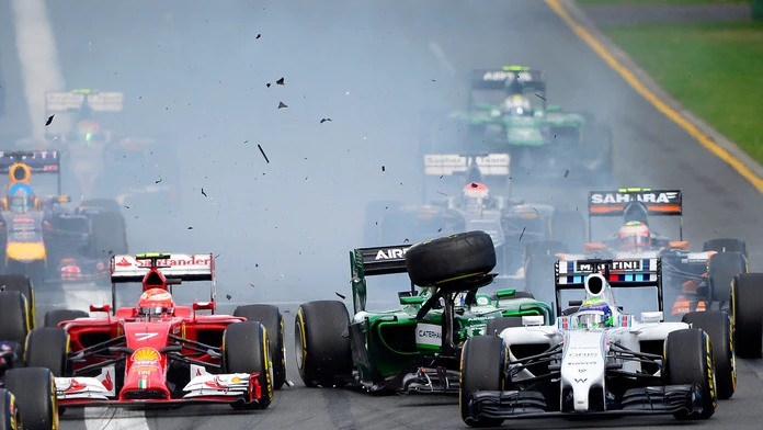 Japonský jazdec F1 zo stajne Caterham Kamui Kobajaši (v strede) počas zrážky s Brazílčanom Felipe Massom (vpravo) v prvej zákrut
