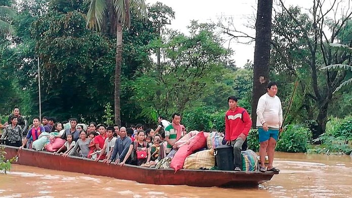 Evakuácia ľudí na člne po pretrhnutí priehrady na juhovýchode Laosu.
