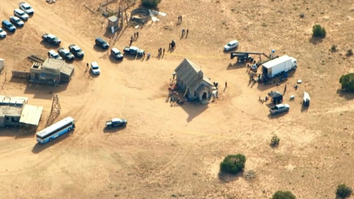 Alec Baldwin postrelil pri filmovom nakrúcaní dvoch ľudí, kameramanka zomrela