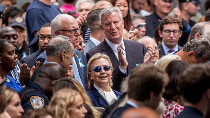Na snímke v stred Hillary Clintonová počas spomienkového ceremoniálu pri príležitosti výročia teroristických útokov na WTC.