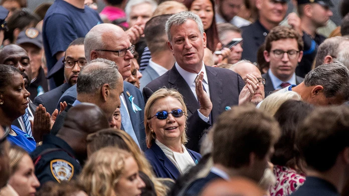 Na snímke v stred Hillary Clintonová počas spomienkového ceremoniálu pri príležitosti výročia teroristických útokov na WTC.