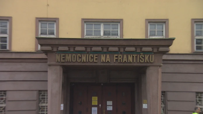 Miesto, kde muž leží.