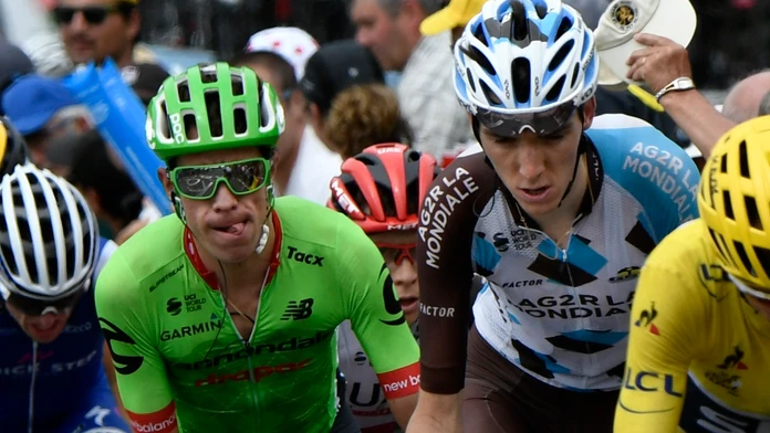 Prvý zľava Rigoberto Urán (v zelenom) a vedľa neho Romain Bardet počas 12. etapy Tdf 2017.