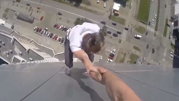 2AB0AE1200000578-3168248-One_of_the_daredevils_holds_onto_his_friend_s_arm_and_lowers_him-a-4_1437406167838.jpg