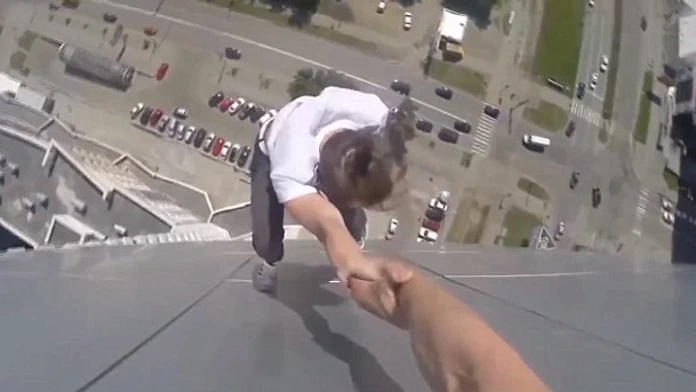 2AB0AE1200000578-3168248-One_of_the_daredevils_holds_onto_his_friend_s_arm_and_lowers_him-a-4_1437406167838.jpg