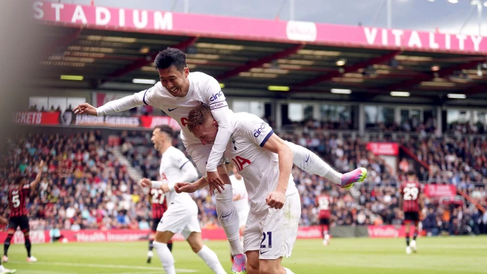 Dejan Kuluševski z Tottenhamu Hotspur sa teší so spoluhráčom po strelení gólu