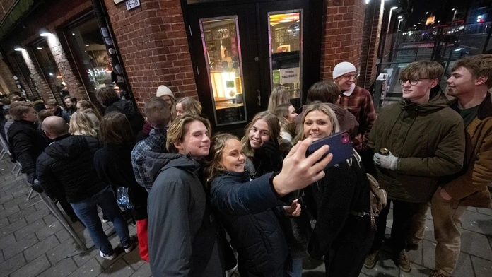 Ľudia stoja v rade pred nočným klubom KB v centre Malmö..jpg