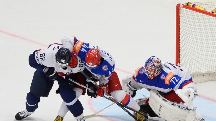 Zľava kapitán Tomáš Kopecký (Slovensko), Jegor Jakovlev a brankár Sergej Bobrovskij (obaja Rusko)