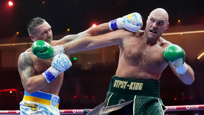 Ukrajinský boxer Oleksandr Usyk (vľavo) a britský boxer Tyson Fury bojujú v očakávanom súboji o šampióna ťažkej váhy.