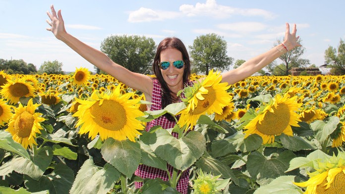 Lenka Debnárová v záplave lúčov a slnečníc