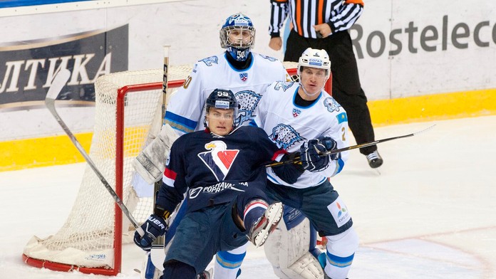 v popredí Andrej Šťastný (Slovan), vpravo v popredí Roman Savčenko a v pozadí brankár Ján Laco.