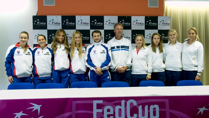 Na snímke slovenský a švédsky fedcupový tím