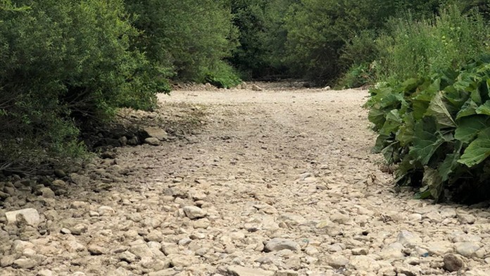 Vyschnutá rieka Rajčanka.