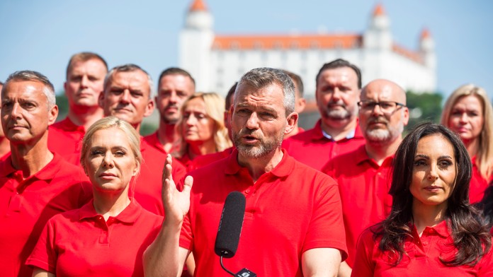 Na snímke Peter Pellegrini, Denisa Saková a Zuzana Dolinková z Hlasu-SD.