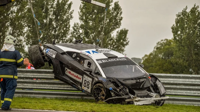 Ťažká havária slovenského pretekára Tomáša Engeho na Lamborghini v Orechovej Potôni.