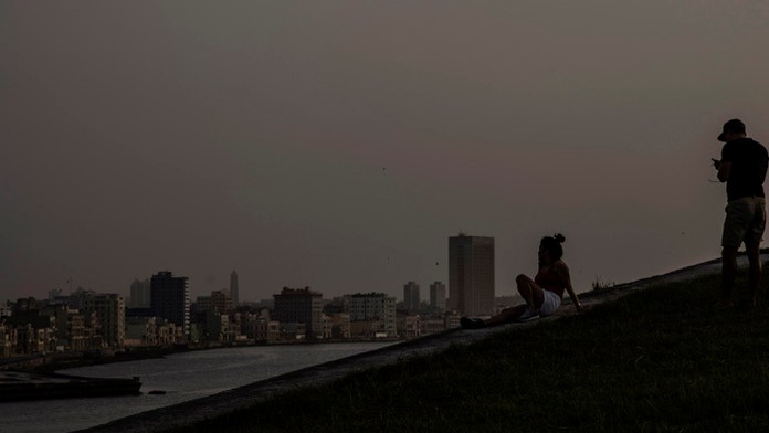 Zamestnanci pracujú v nafukovacom testovacom laboratóriu.