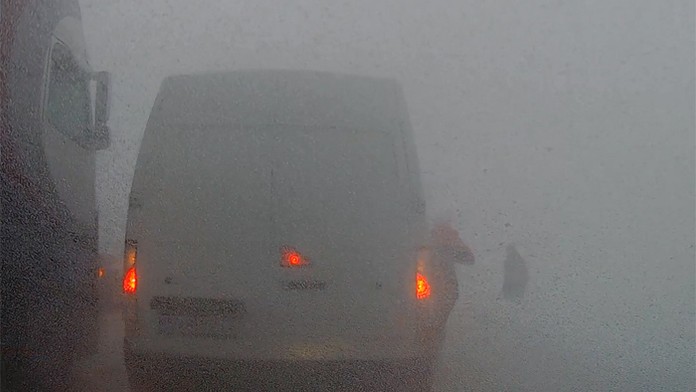 Záber z videa Lukáša Topoliho, ktorý bol jedným z prvých účastníkov hromadnej nehody v Spišskom Štvrtku.