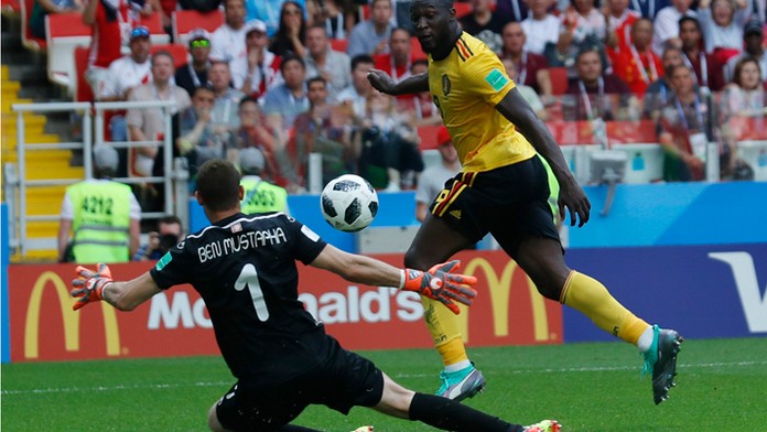 Romelu Lukaku strieľa svoj druhý gól proti Tunisku.