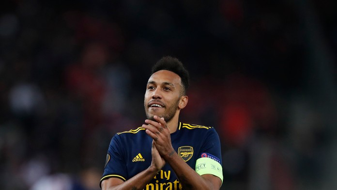 Ianis Hagi (vpravo) z Glasgowu Rangers oslavuje gól v prvom 16-finále EL proti Brage.