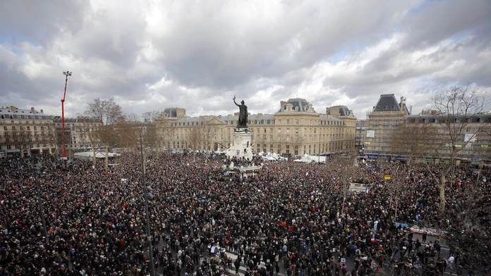 Dav ľudí sa zdromažďuje na Námestí Republiky v Paríži pred celonárodným pochodom úcty pre obete útokov v Paríži a okolí.