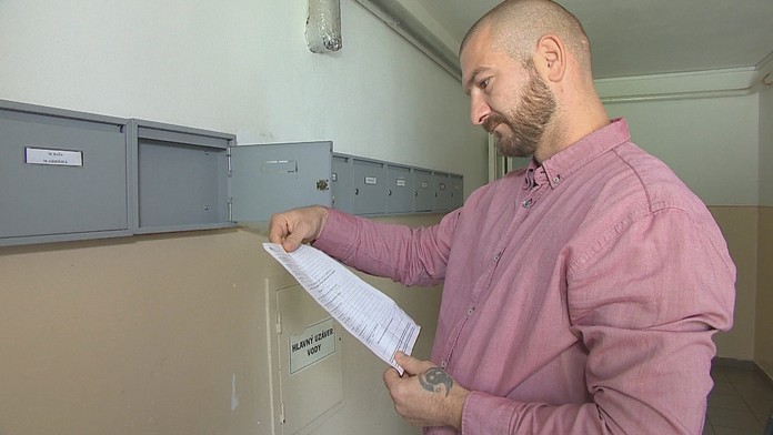 Peter si našiel v schránke potvrdenie o očkovaní prvou dávkou, hoci na nej nebol.