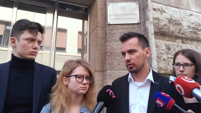 Na snímke zľava Lukáš Füle, Karolína Farská, Juraj Šeliga a Veronika Bruncková - aktivisti z iniciatívy Za slušné Slovensko.