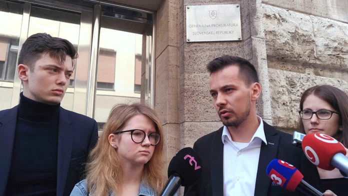 Na snímke zľava Lukáš Füle, Karolína Farská, Juraj Šeliga a Veronika Bruncková - aktivisti z iniciatívy Za slušné Slovensko.