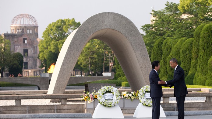 Prezident Barack Obama (vpravo) a japonský premiér Šinzó Abe si podali ruky po položení vencov k pomníku obetí v Hirošime.