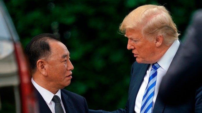 Americký prezident Donald Trump (vpravo) a severokorejský vyslanec Kim Jong-čchol.