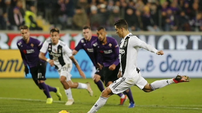 Cristiano Ronaldo naprahuje z diaľky.