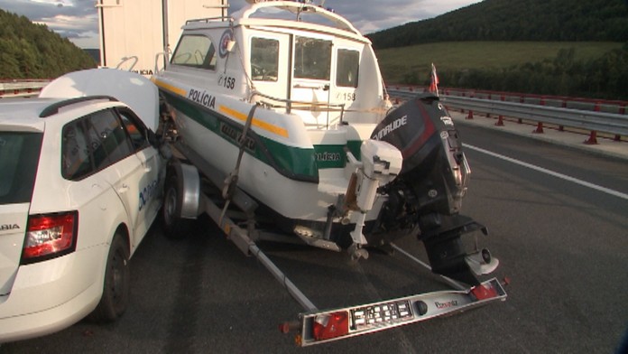 Policajtom sa uvoľnil čln na diaľnici. 