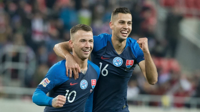 Slovenskí reprezentanti Albert Rusnák (vľavo) a Dávid Hancko oslavujú gól v dueli Ligy národov proti Ukrajine.