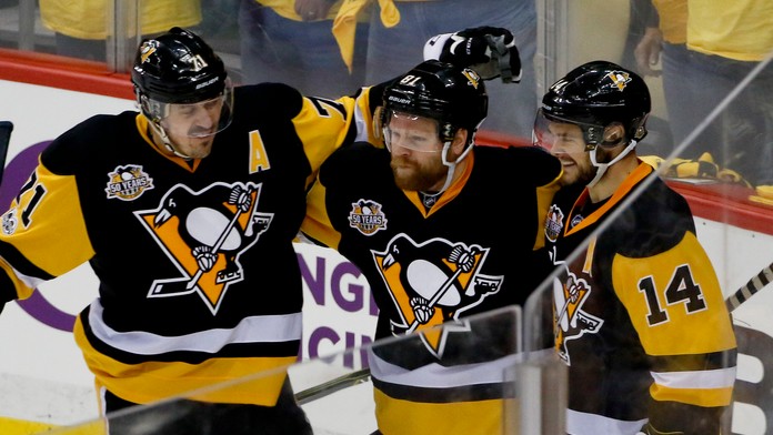 Útočník Pittsburghu Phil Kessel (v strede) oslavuje s Jevgenijom Malkinom (vľavo) a Chrisom Kunitzom (vpravo) svoj gól.