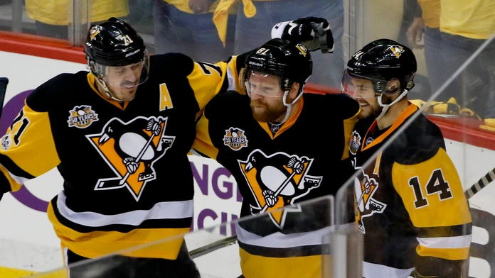 Útočník Pittsburghu Phil Kessel (v strede) oslavuje s Jevgenijom Malkinom (vľavo) a Chrisom Kunitzom (vpravo) svoj gól.