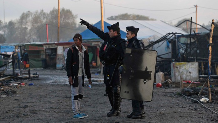 V Calais nocovalo niekoľko desiatok ľudí.