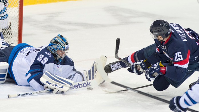 Marek Viedenský (Slovan) a vľavo brankár Alexander Sudnicin (Nižnekamsk).