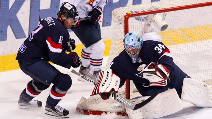 Zľava Václav Nedorost (Slovan) a brankár Michael Garnett (Slovan).
