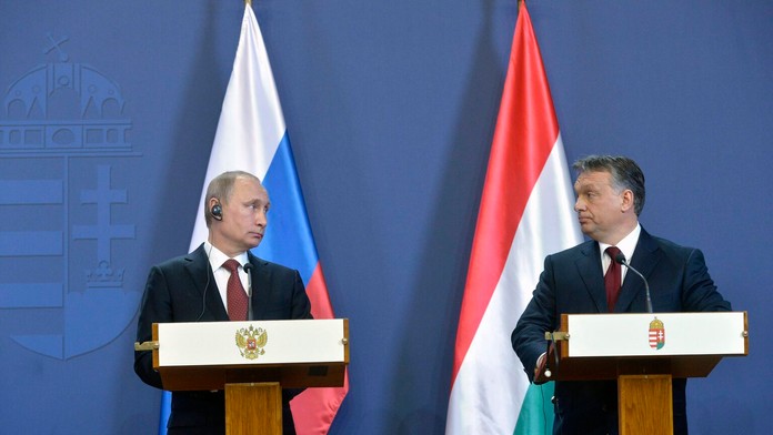 Na snímke vľavo ruský prezident Vladimir Putin a vpravo maďarský premiér Viktor Orbán