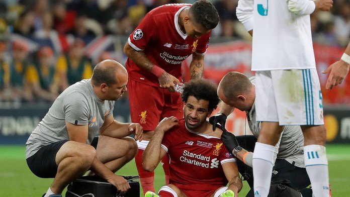 Mohamed Salah v rukách lekárov.