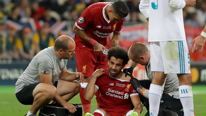 Mohamed Salah v rukách lekárov.
