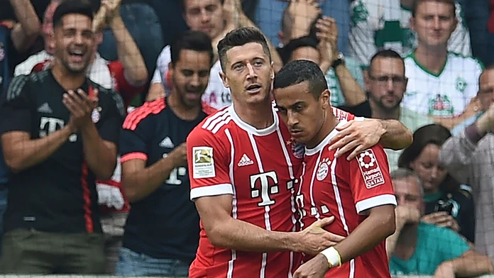 Futbalista Bayernu Mníchov Robert Lewandowski sa teší z gólu.