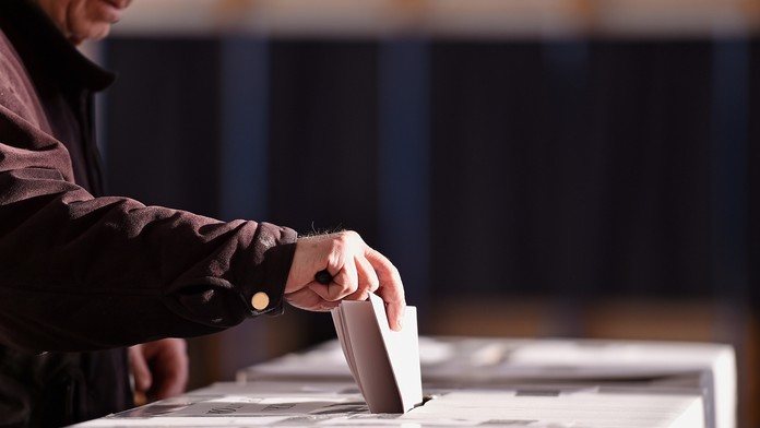 Zľava prezident Realu Madrid Florentino Pérez a nová posila tímu Reinier bozkáva dres počas oficiálneho predstavenia.